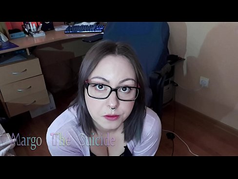 ❤️ Kynþokkafull stelpa með gleraugu sýgur dildó djúpt á myndavélinni ❤️ Klám hjá okkur ❌